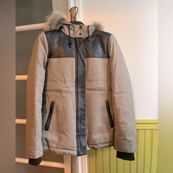 Danier winter jacket - down feather - Picture 1 of 7